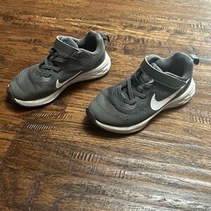 Nike boys tennis shoe
